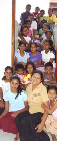 Mama Vinitha mit all ihren Schuetzlingen im Chathura-Kinderheim in Sri Lanka 
