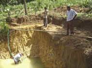 damit gearbeitet werden kann, muss erst das Wasser raus - Bauarbeiten beim Chathura-Kinderheim in Sri Lanka 