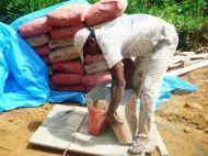 wir brauchen Unmengen Zement, Sand und Steine fuer die Stuetzmauern am Chathura-Kinderheim