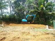 Erdarbeiten fuer den neuen Spielplatz am Chathura-Kinderheim bei Galle in Sri Lanka
